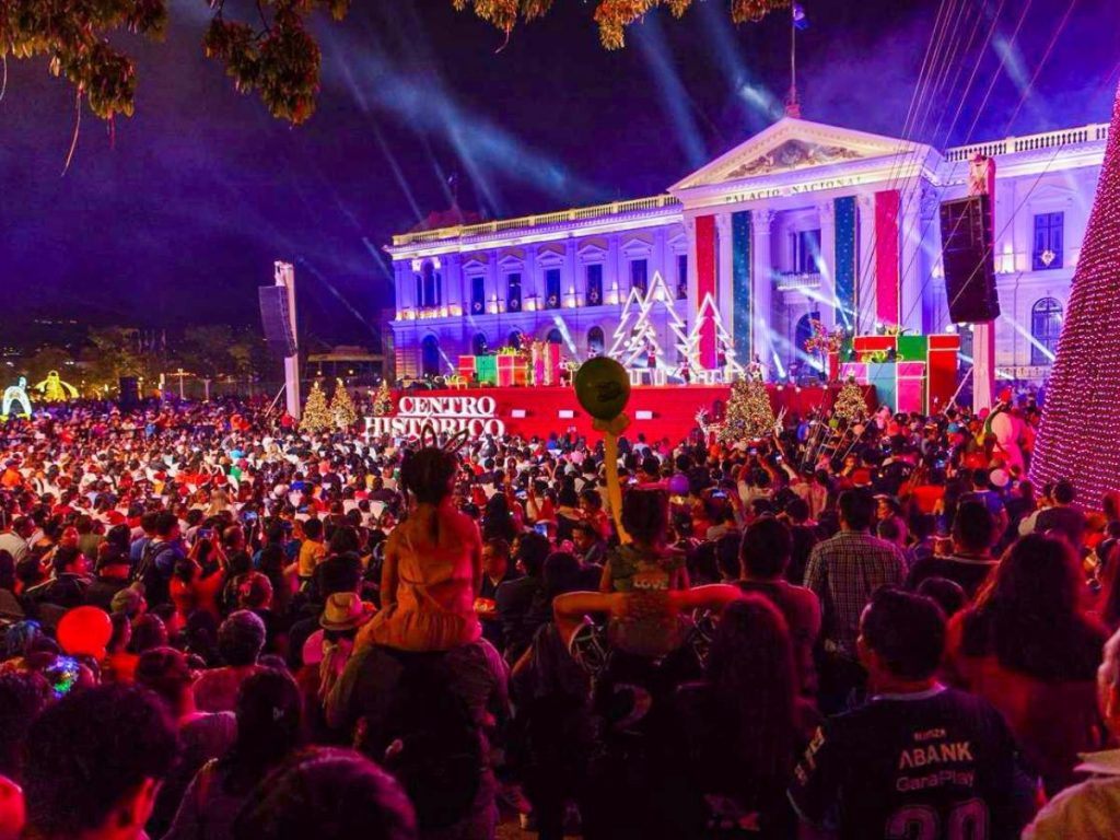 Música, baile y orquestas llenan el Centro Histórico durante la última semana del año, con shows especiales para celebrar la Navidad y el Fin de Año en la Villa Navideña. Fotografía/ Centro Histórico de San Salvador