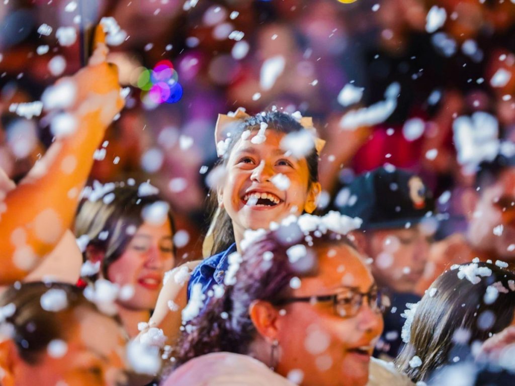 Cada presentación suma color, música y alegría para despedir el año entre escenarios y celebración. Fotografía/ Centro Histórico de San Salvador