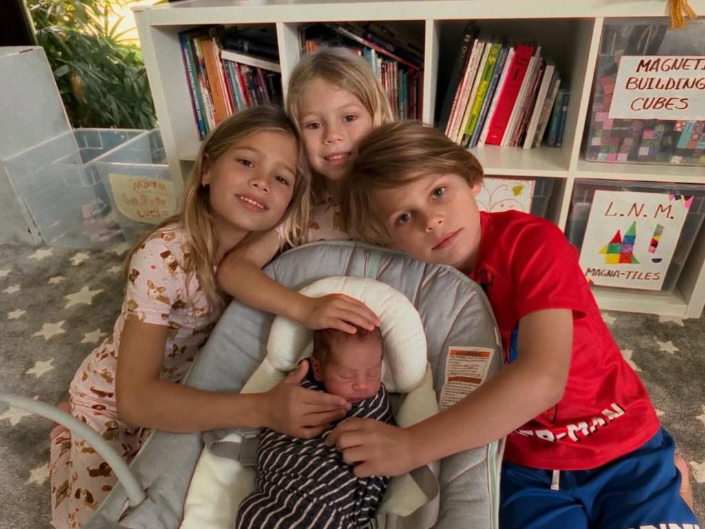 El recién nacido es arropado por sus hermanos mayores en la primera foto familiar compartida por la pareja. Fotografía/ Instagram