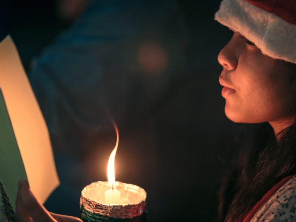El canto de villancicos nació en iglesias medievales y con el tiempo se trasladó a calles y hogares, convirtiéndose en una tradición navideña compartida. Fotografía/ Freepik