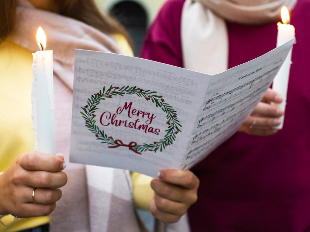 Hoy, cantar villancicos en familia mantiene viva una tradición que ha atravesado generaciones y fronteras culturales. Fotografía/ Freepik