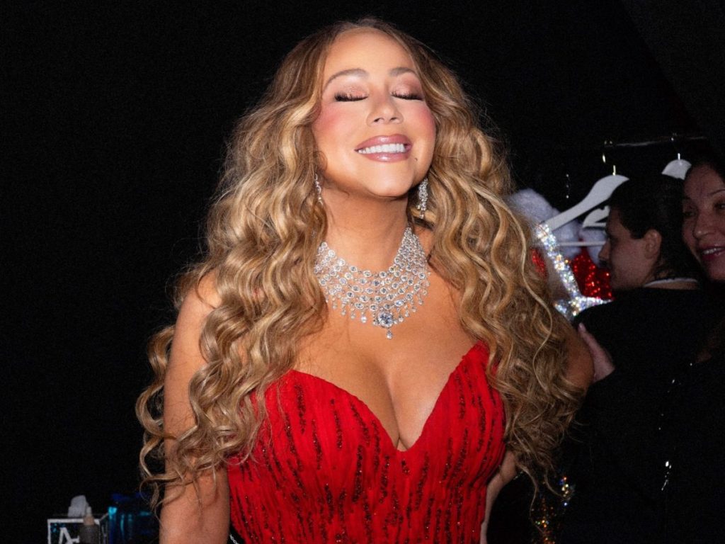 Mariah Carey continúa haciendo historia al sumar 22 semanas en el primer lugar del Billboard Hot 100 con su clásico navideño. Fotografía/ Facebook Mariah Carey