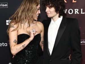 Miley Cyrus presume anillo y confirma compromiso con el músico Maxx Morando