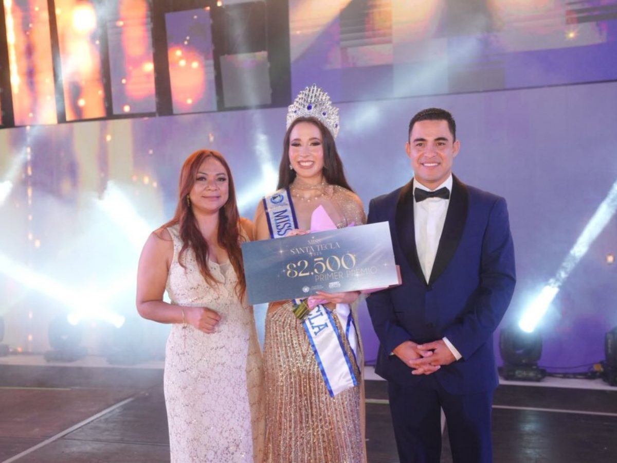 Gloria Sandoval recibe el primer premio tras ser coronada Miss Santa Tecla 2025 en una emotiva gala celebrada en El Cafetalón. / Foto cortesía Gloria Sandoval.