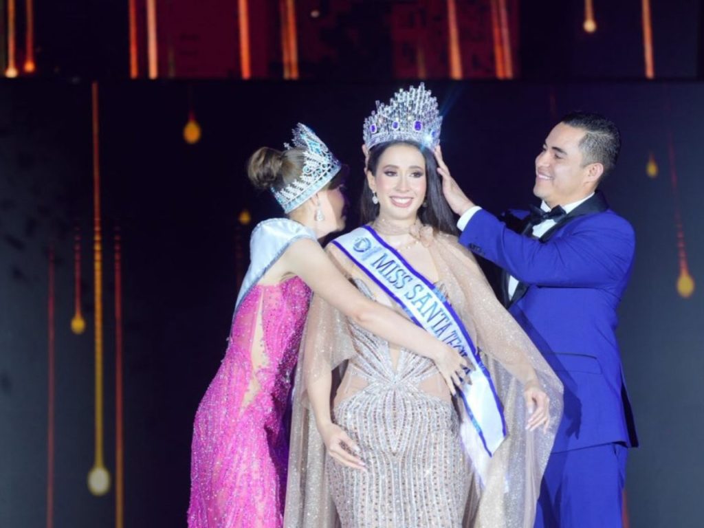 Momento en que Gloria Sandoval es coronada como Miss Santa Tecla 2025, ante el aplauso del público durante la noche de elección.