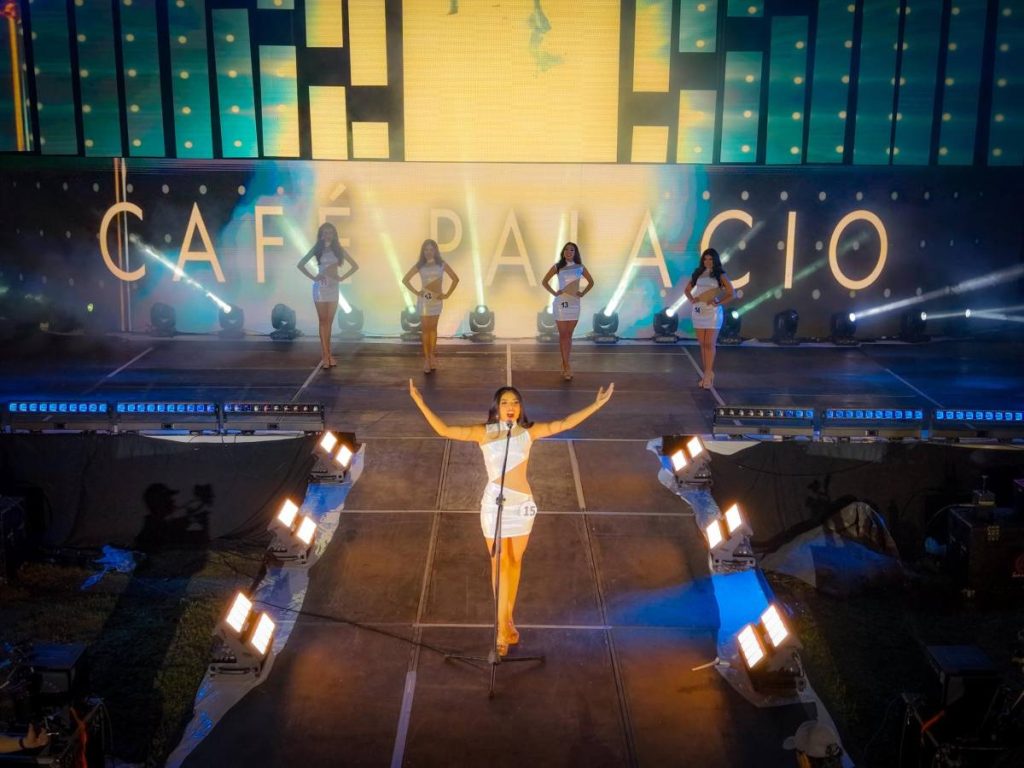 Vista general del escenario de El Cafetalón, sede del certamen Miss Santa Tecla 2025, con las candidatas en escena.