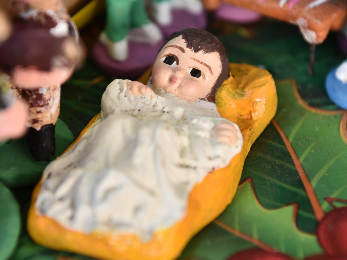 Familias salvadoreñas mantienen viva la tradición de decorar sus nacimientos con figuras de barro hechas en Ilobasco. Fotografía/ elsalvador.com