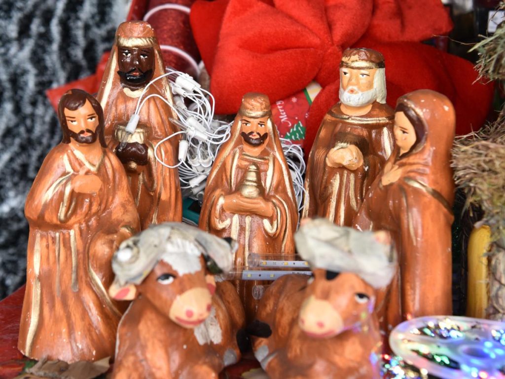 Familias salvadoreñas mantienen viva la tradición de decorar sus nacimientos con figuras de barro hechas en Ilobasco. Fotografía/ elsalvador.com