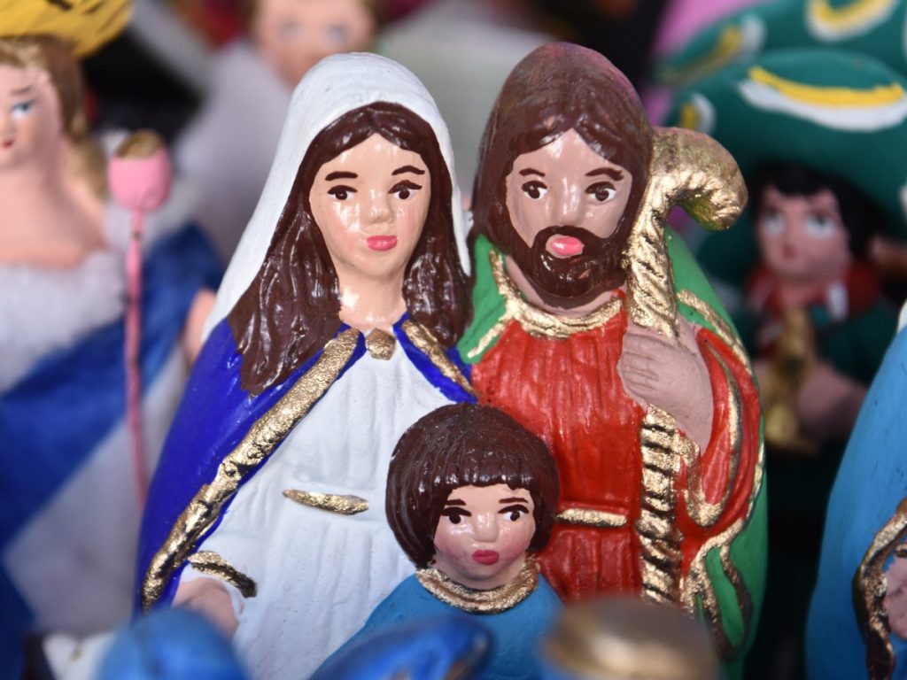 Los tradicionales muñequitos de barro de Ilobasco continúan siendo el alma de los nacimientos navideños en El Salvador. Fotografía/ elsalvador.com