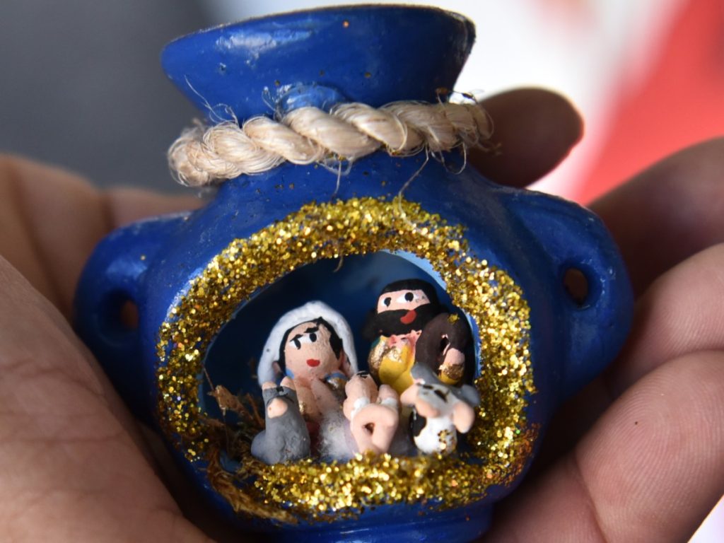 En los corredores artesanales de San Salvador, las coloridas figuras navideñas atraen a cientos en busca de nuevas piezas. Fotografía/ elsalvador.com