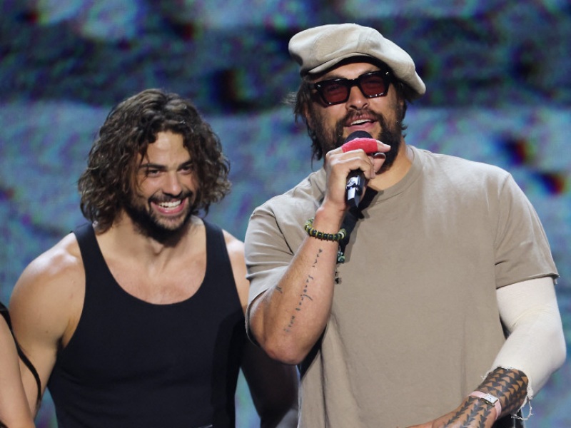 Noah Centineo (Izq.) hará el papel de Ken Masters en el filme. A su lado, Jason Momoa, que hará de Blanka. / Foto AFP