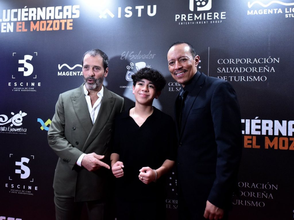Los actores Juan Pablo Shuk, Mateo Honles y Yancey Arias posaron juntos durante el preestreno de Luciérnagas en El Mozote en Cinépolis Galerías Escalón.