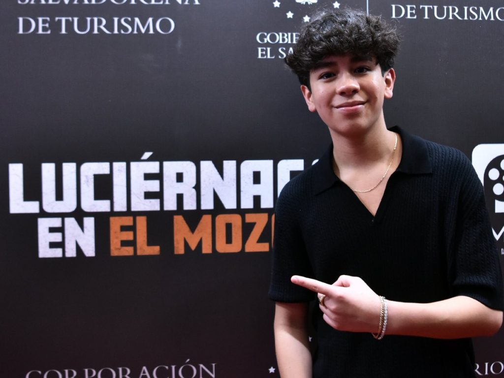 Mateo Honles, quien da vida a José en Luciérnagas en El Mozote, compartió con el público la emoción del primer acercamiento oficial a la película. Fotografía/ elsalvador.com