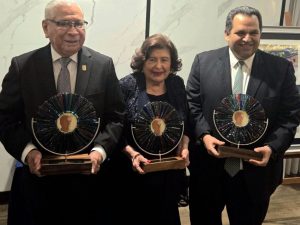 Los galardonados Manuel Bonilla (i), Gloria de Palomo y Gerardo Simán Siri posan con sus galardones. Fotografía/ cortesía