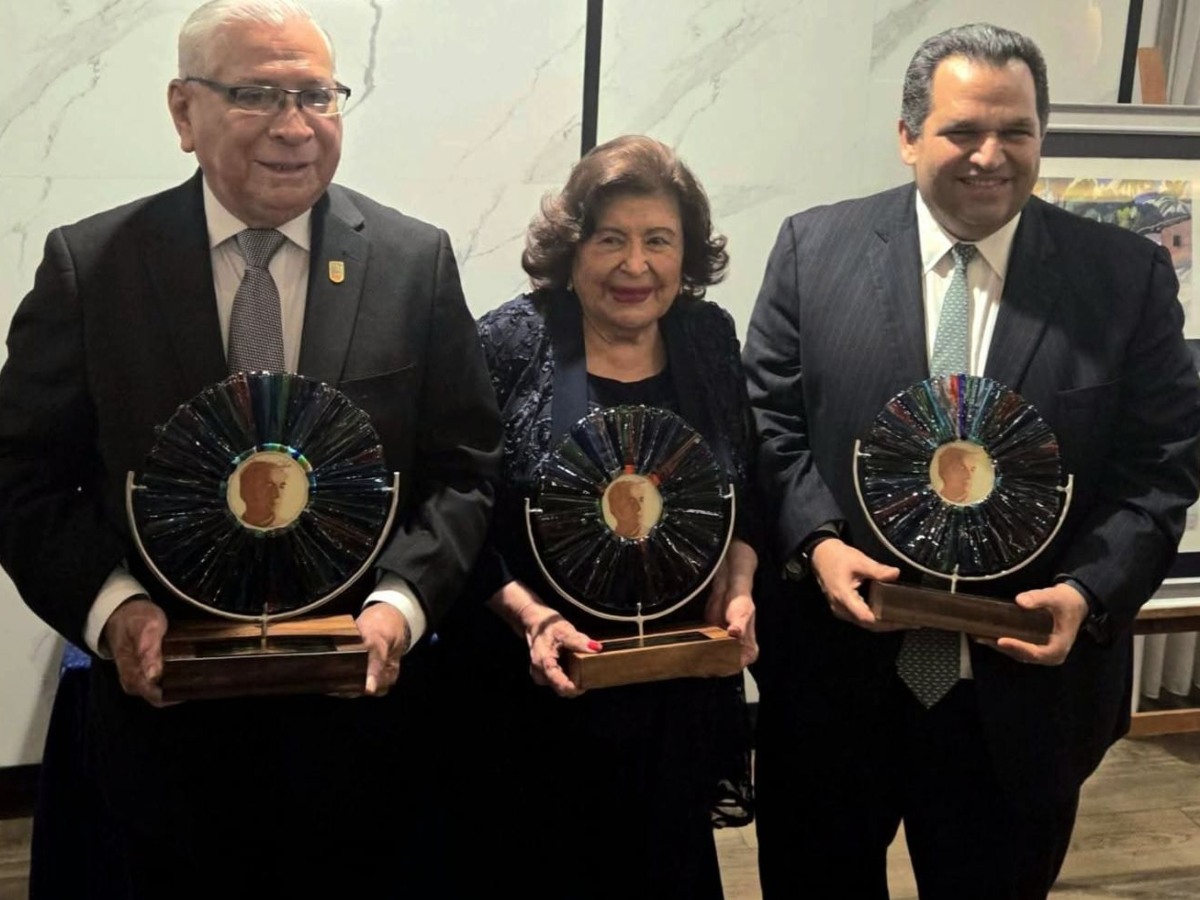 Los galardonados Manuel Bonilla (i), Gloria de Palomo y Gerardo Simán Siri posan con sus galardones. Fotografía/ cortesía
