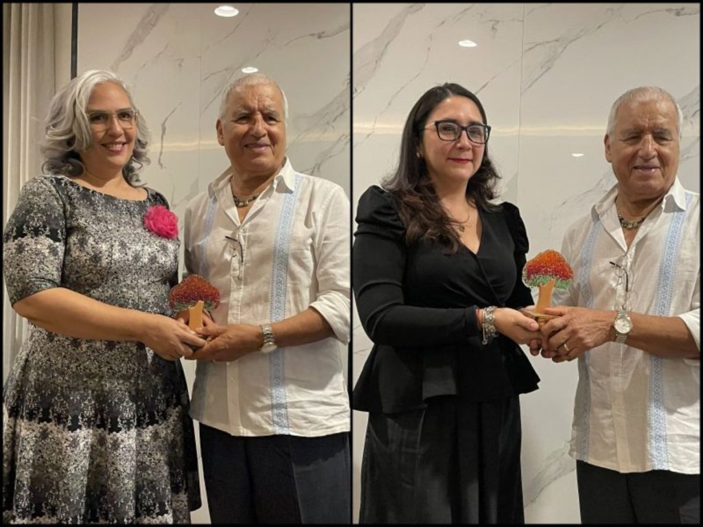 El pintor Edmundo Otoniel entregó los reconocimientos a las editoras de las secciones de Cultura de El Diario de Hoy, Rosemarié Mixco (i) y Blanca María Archila de La Prensa Gráfica. Fotografía/ cortesía