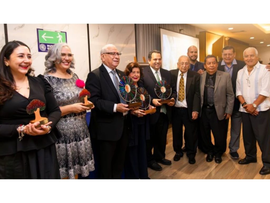 Los galardonados junto al mecenas Dagoberto Marroquín y el grupo Wixnamickcin. Fotografía/ cortesía