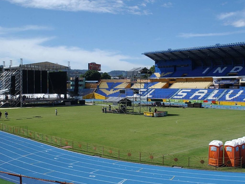 Fotografía del 5 de noviembre sobre los preparativos del escenario donde se llevara a cabo el Concierto de Shakira en las instalaciones del Estadio Magico Gonzalez, en la Colonia Flor Blanca.