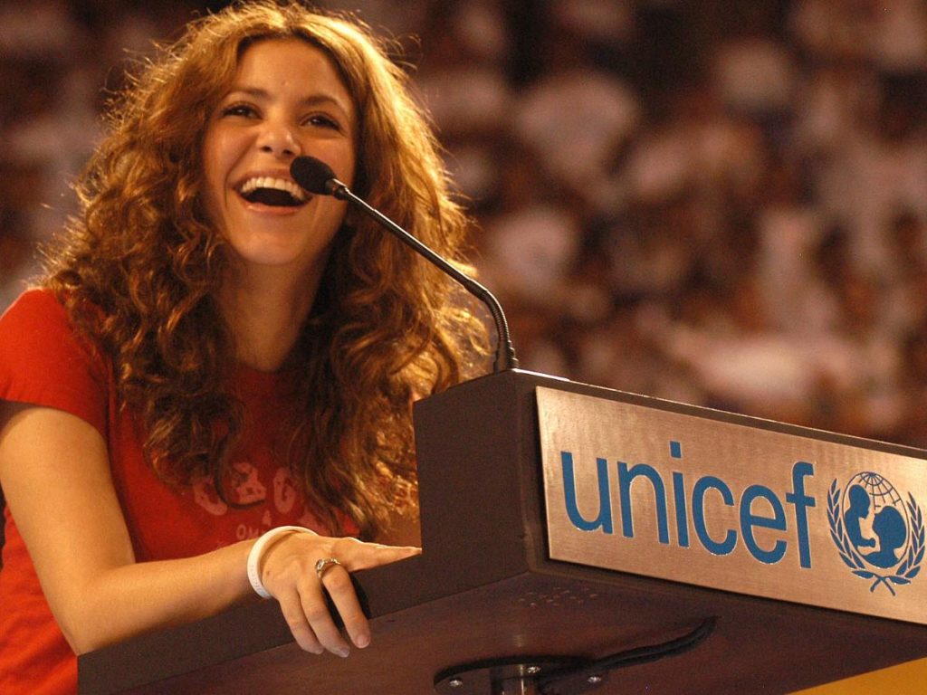 Shakira participó en la Caminata por la Paz organizada por UNICEF en El Salvador en 2006, donde envió un mensaje de esperanza a la juventud y llamó a alejarse de la violencia. Fotografía/ archivo