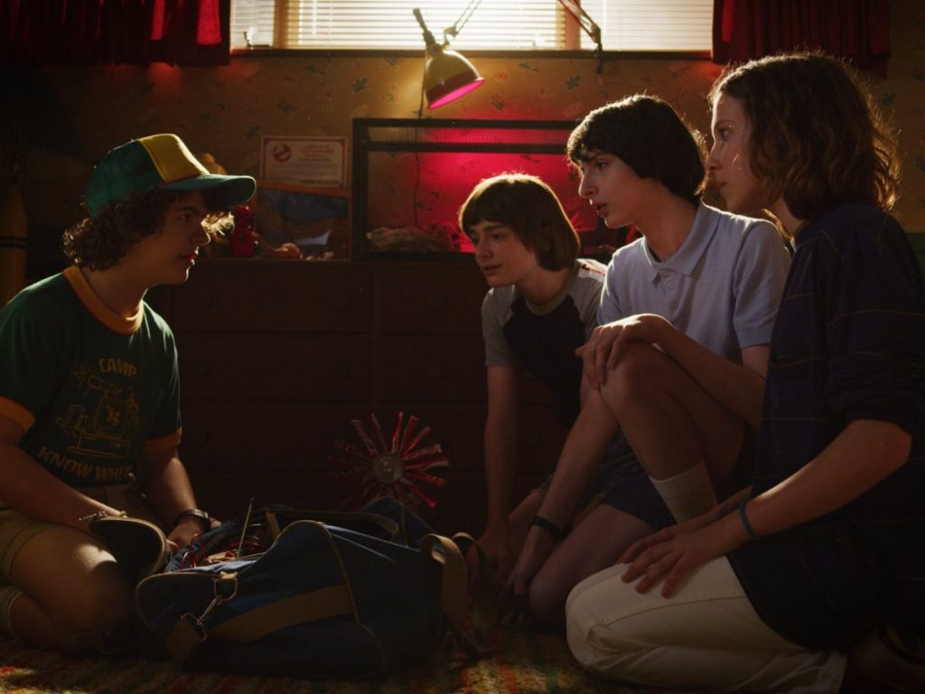 Entre luces de neón y el Starcourt Mall, los protagonistas enfrentaron una nueva invasión que convirtió el verano en tragedia. Fotografía/ Facebook