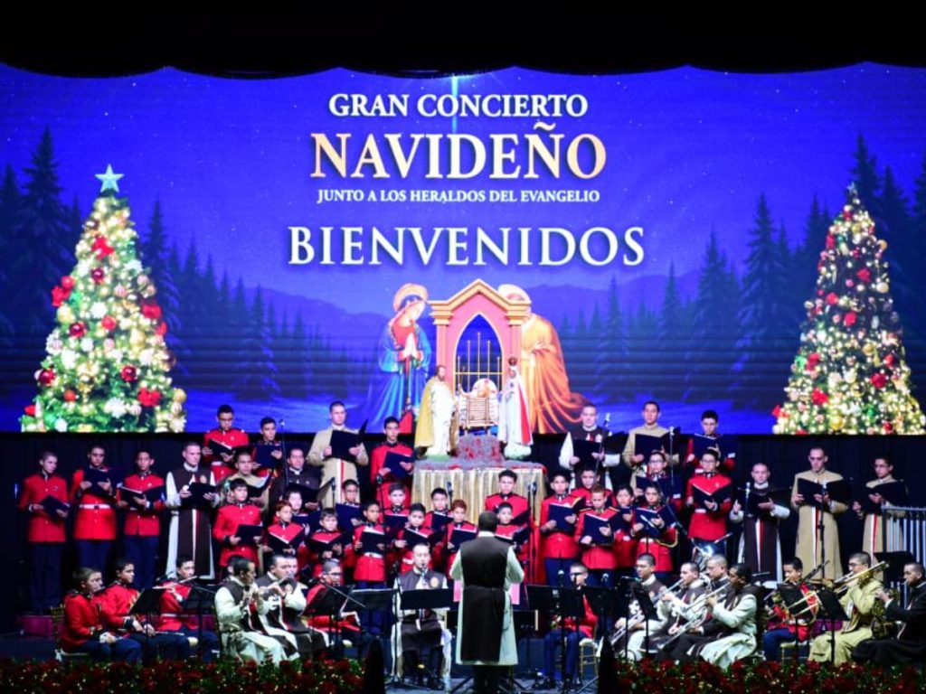 El coro y orquesta de los Heraldos del Evangelio ofrecieron un repertorio navideño que invitó al recogimiento y la oración. Fotografía/ elsalvador.com