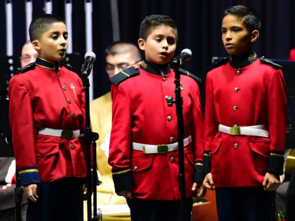 Niños con voces blancas interpretaron villancicos dedicados al Niño Jesús, llenando el recinto de ternura y espíritu navideño. Fotografía/ elsalvador.com