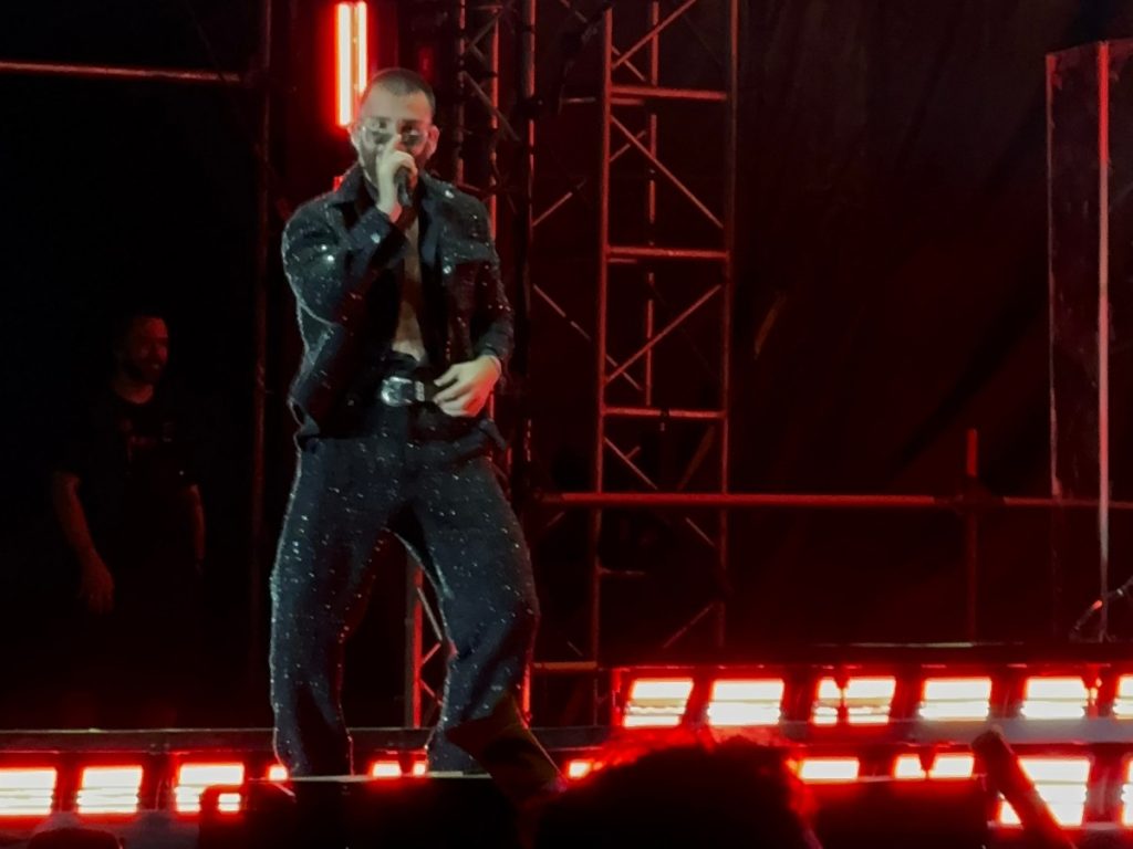 Asistentes brindando y disfrutando del ambiente festivo entre canciones.