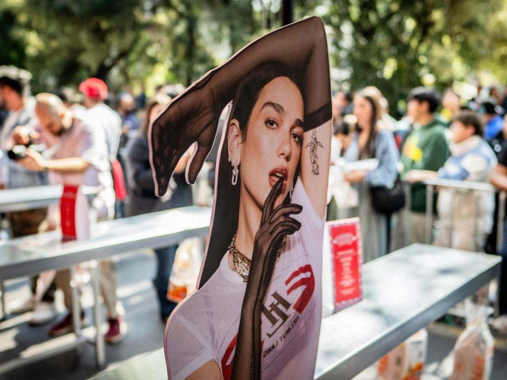 Vista de una figura de cartón de la cantante y compositora británico-albanesa Dua Lipa durante la apertura de la taquería pop-up “Taquería La Dua” en Ciudad de México. Fotografía/ AFP