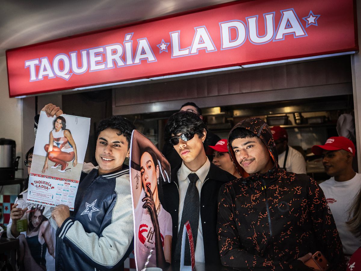 Fans de la cantante y compositora británico-albanesa Dua Lipa posan para fotos durante la apertura de la taquería pop-up “Taquería La Dua” en Ciudad de México, el 1 de diciembre de 2025. Fotografía/ AFP