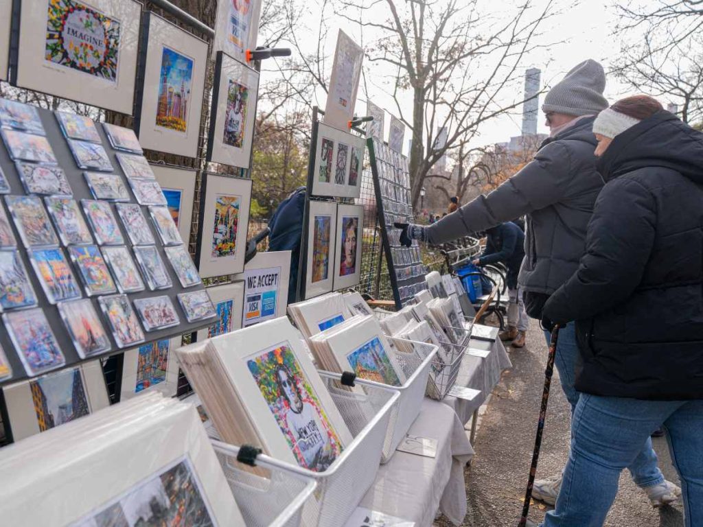 En el icónico parque neoyorquino de Central Park hay una esquina bautizada como 'Strawberry Fields' donde cientos de seguidores de John Lennon, asesinado hace hoy 45 años en la Gran Manzana, lo homenajean cada año desde entonces. EFE