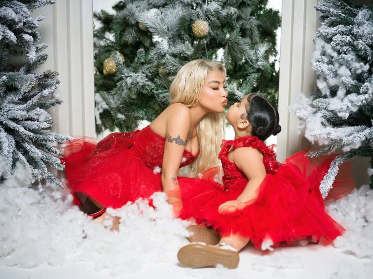 Postal navideña Yailin La Más Viral.