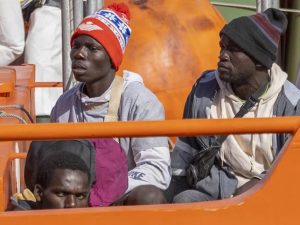Migrantes a su llegada al muelle de Los Cristianos en Arona (Tenerife, España) en una imagen de archivo.