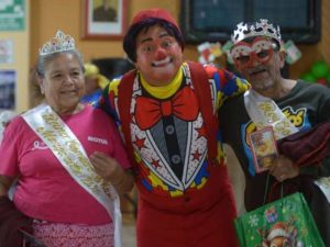 La quiebra de piñatas fue uno de los momentos más esperados por quienes volvieron a sentirse niños por un instante.