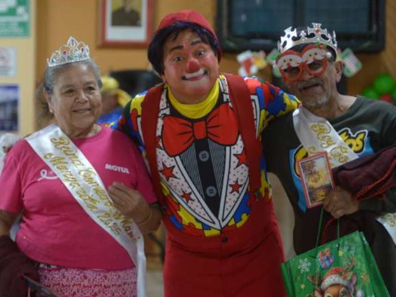 La quiebra de piñatas fue uno de los momentos más esperados por quienes volvieron a sentirse niños por un instante.