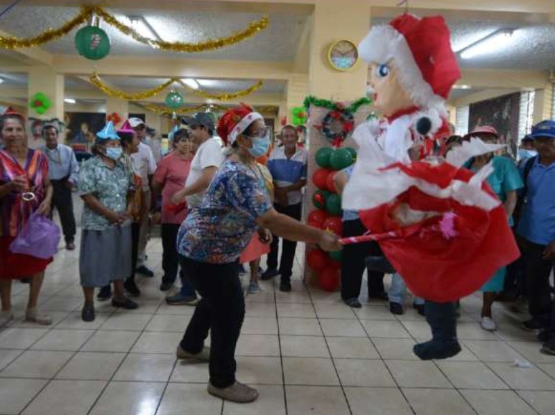 Desde temprano, los adultos mayores llegaron al comedor, recibidos por voluntarios con atuendos festivos que marcaron el inicio de una jornada especial.