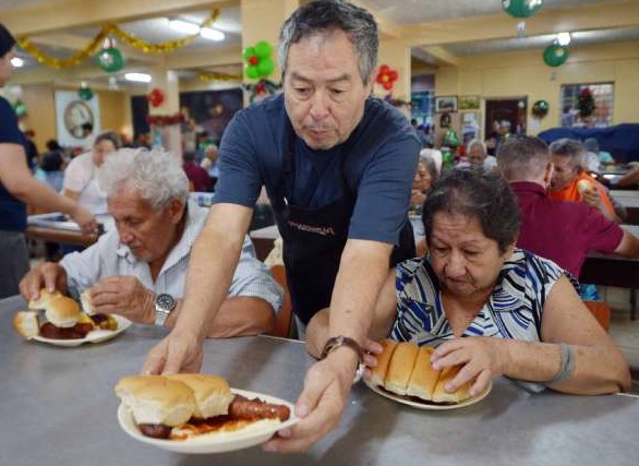 Un desayuno típico con chocolate caliente y pan fue la primera muestra de cariño compartida durante la celebración.
