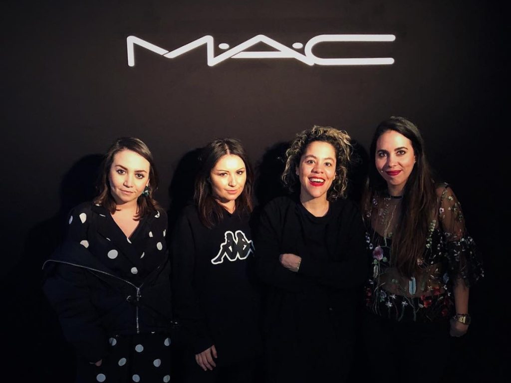 Gabriela Huezo (izquierda), durante su etapa en MAC Cosmetics El Salvador, donde lideró estrategias regionales y abrió camino a la creatividad con identidad propia.