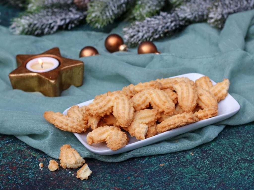 Crujientes y mantequillosas, las galletas Spriz destacan por sus formas rizadas y su textura ligera, ideales para acompañar un cafecito navideño.