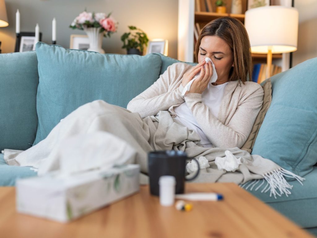 Recomendaciones sanitarias resaltan la vacunación y el aislamiento ante síntomas para frenar el impacto de la supergripe H3N2.