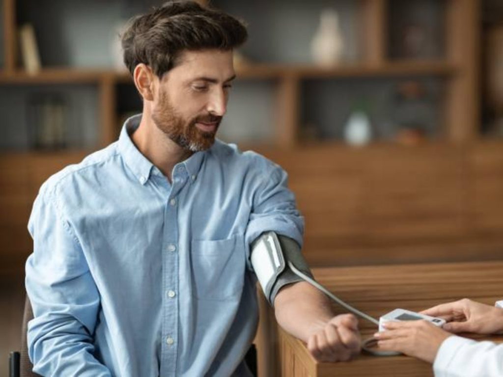 El modelo HEARTS propone recetas por varios meses y seguimiento desde la atención primaria, como parte de su enfoque para prevenir infartos y ACV.