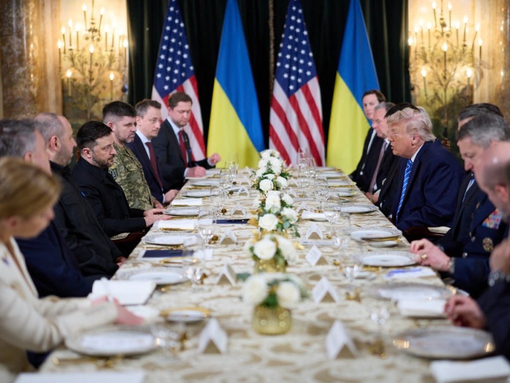 Fotografía distribuida por el Servicio de Prensa Presidencial de Ucrania muestra al presidente de Estados Unidos, Donald Trump, reunido con su homólogo ucraniano, Volodimir Zelenski, en Mar-a-Lago, Florida, el 28 de diciembre de 2025. Fotografía/AFP