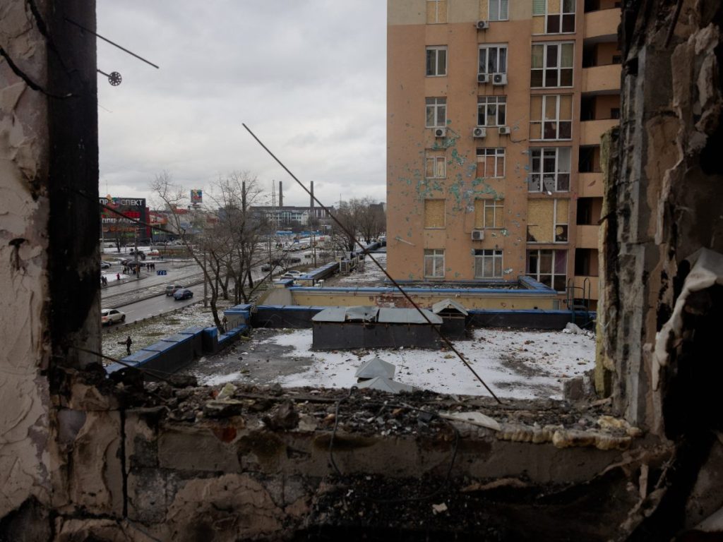 Esta fotografía muestra un edificio residencial dañado tras un ataque con drones y misiles rusos en Kiev, el 28 de diciembre de 2025, en medio de la invasión rusa a Ucrania. Fotografía/ AFP
