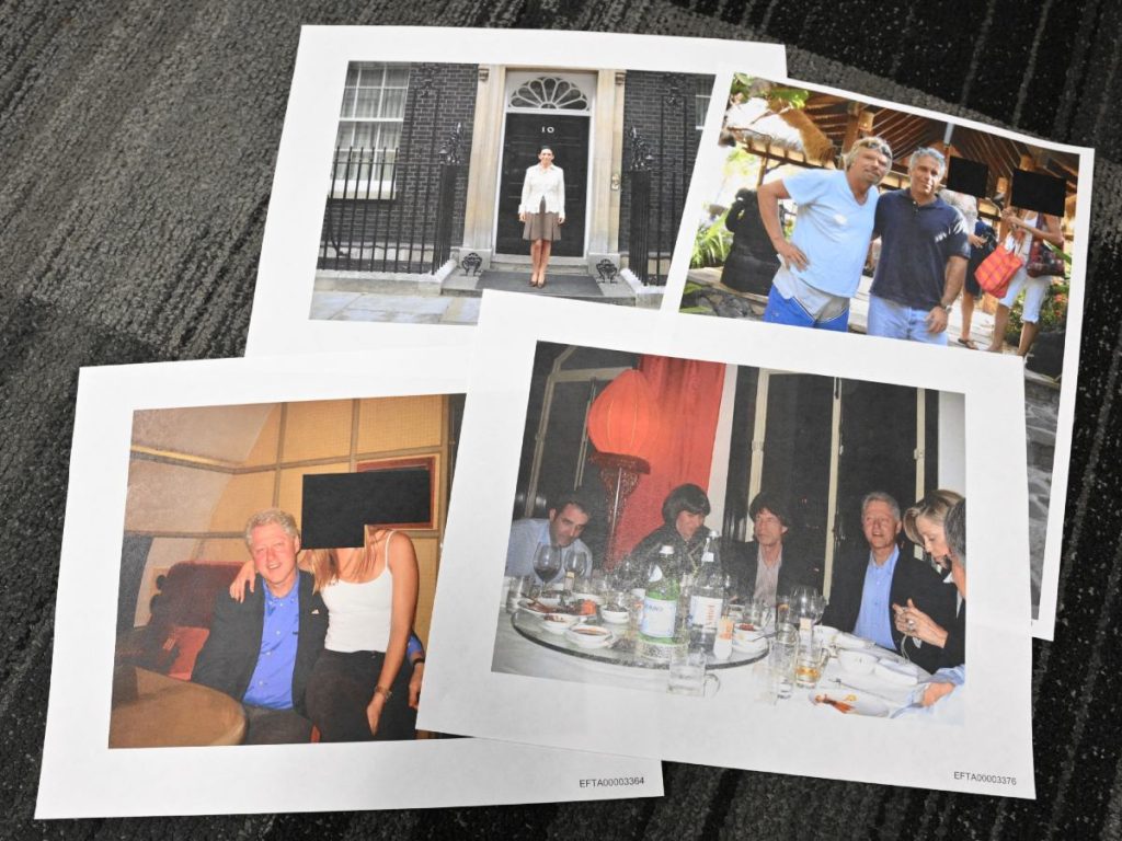 Esta ilustración fotográfica tomada en Washington, DC, el 19 de diciembre de 2025, muestra fotografías —entre ellas del expresidente de Estados Unidos Bill Clinton, el cantante de los Rolling Stones Mick Jagger, el presidente del Grupo Virgin Richard Branson y Ghislaine Maxwell— luego de que el Departamento de Justicia de EE. UU. comenzara a divulgar los largamente esperados registros de la investigación sobre el políticamente explosivo caso del delincuente sexual condenado Jeffrey Epstein. Fotografía/ AFP