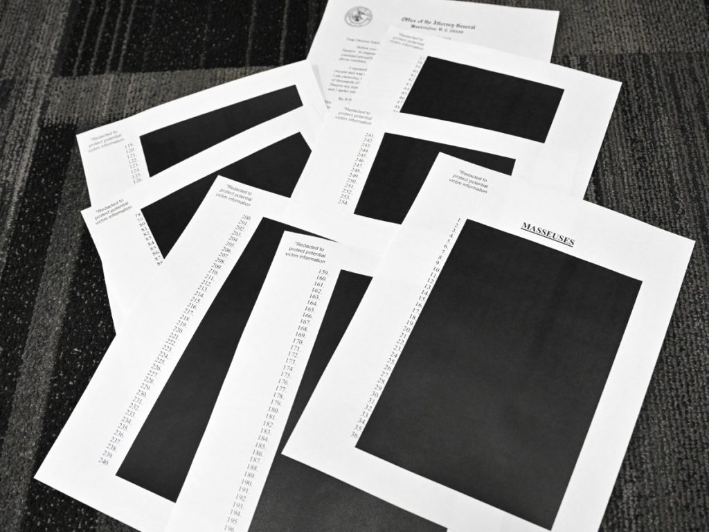 Esta ilustración fotográfica tomada en Washington, DC, el 19 de diciembre de 2025, muestra documentos censurados después de que el Departamento de Justicia de EE. UU. comenzara a divulgar los largamente esperados registros de la investigación sobre el políticamente explosivo caso del delincuente sexual condenado Jeffrey Epstein. Fotografía/ AFP