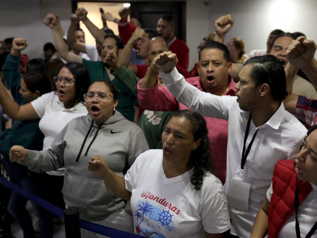Seguidores del candidato presidencial hondureño por el opositor Partido Liberal, Salvador Nasralla, gritan consignas un día después de las elecciones en Tegucigalpa, el 1 de diciembre de 2025. Fotografía/ AFP