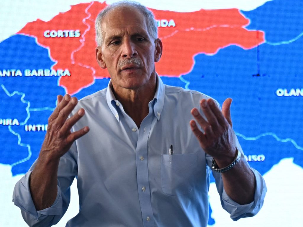 El candidato Nasry Asfura, respaldado por el presidente estadounidense Donald Trump, y su rival Salvador Nasralla, también de derecha, mantienen una contienda muy reñida por la victoria en las elecciones presidenciales de Honduras este lunes. Fotografía/ AFP