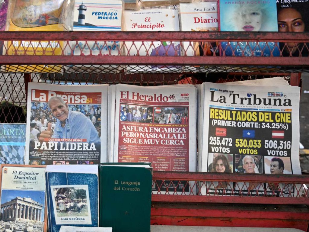 Hondureños permanecen atentos al recuento electoral tras una jornada marcada por el estrecho margen entre Nasry Asfura y Salvador Nasralla, en unas elecciones donde Estados Unidos y el CNE han pedido paciencia ante el “empate técnico”. Fotografía/ AFP