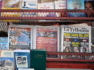Hondureños permanecen atentos al recuento electoral tras una jornada marcada por el estrecho margen entre Nasry Asfura y Salvador Nasralla, en unas elecciones donde Estados Unidos y el CNE han pedido paciencia ante el “empate técnico”. Fotografía/ AFP
