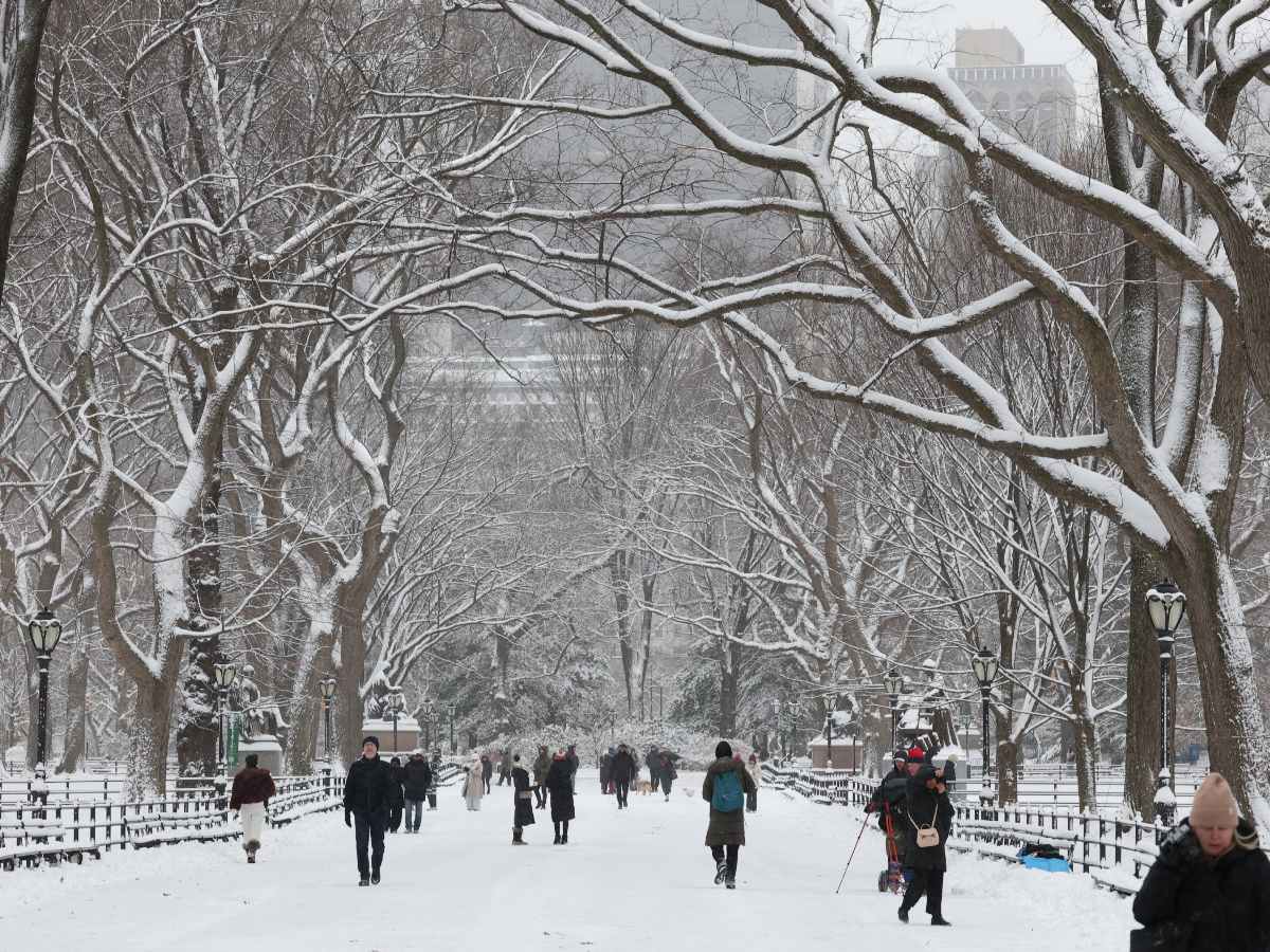 Personas caminan entre la nieve en Central Park, en la ciudad de Nueva York, el 27 de diciembre de 2025. Fotografía/ AFP