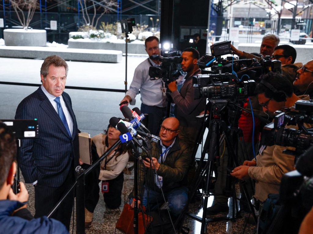 Jeffrey Lichtman, abogado de Joaquín Guzmán López, hijo del condenado narcotraficante mexicano “El Chapo” Guzmán, habla con la prensa en el Tribunal Federal Everett McKinley Dirksen después de la audiencia de cambio de declaración de su cliente en el caso de narcotráfico, en Chicago, Illinois, el 1 de diciembre de 2025. Fotografía/ AFP